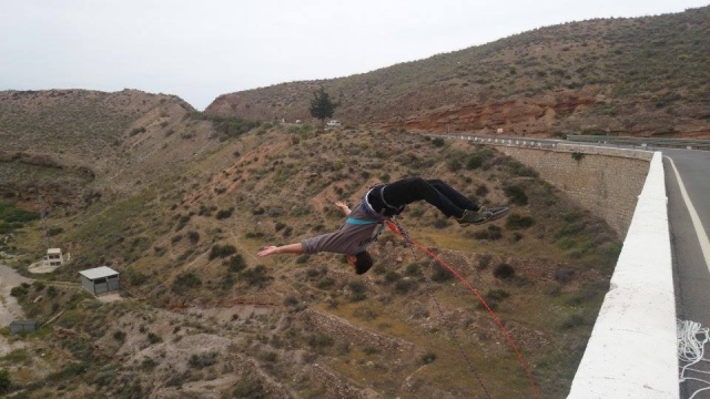 Salto de puenting hacia atras.jpg